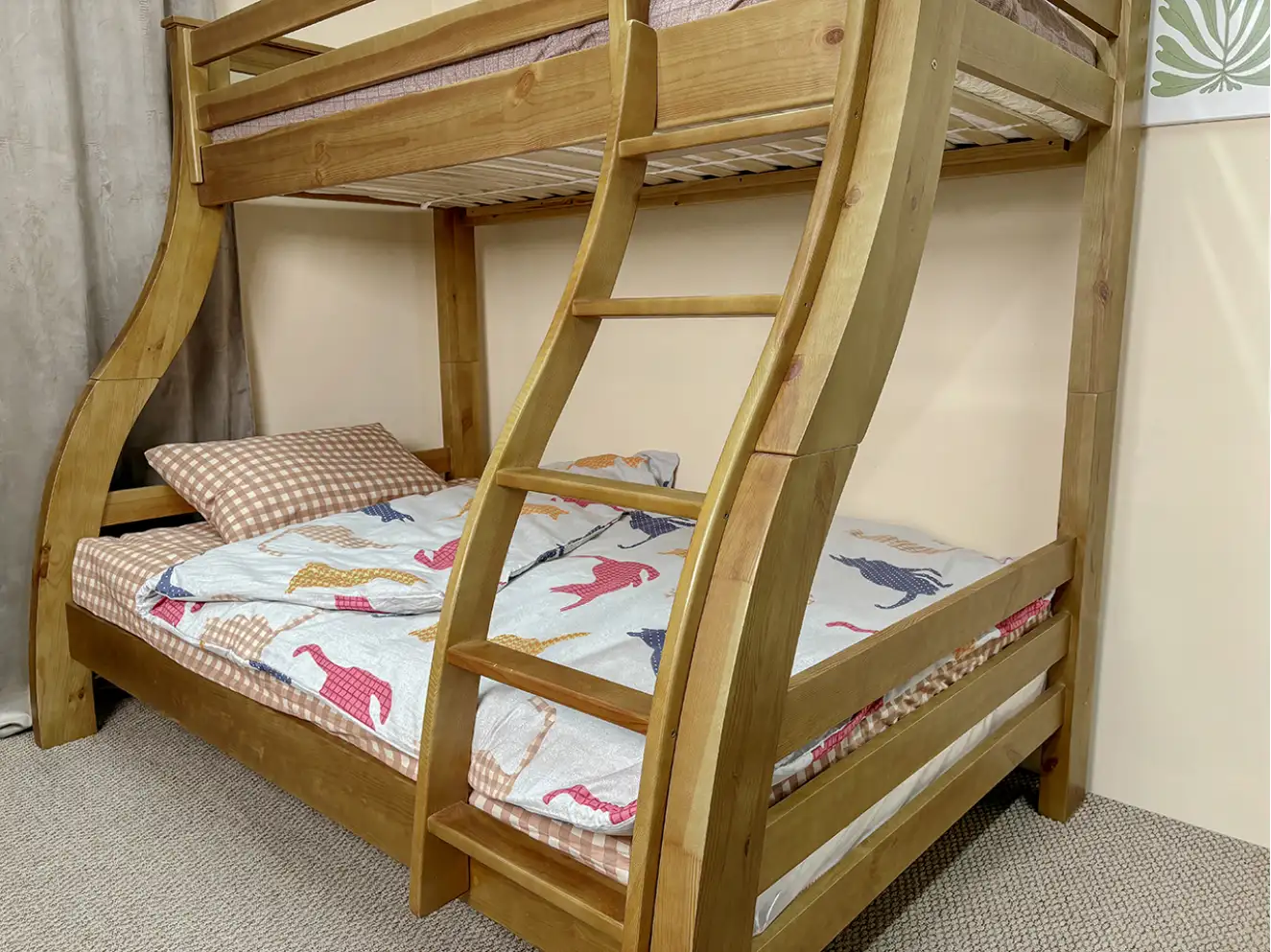 Кровать двухъярусная трехместная Аляска (Тонированная)