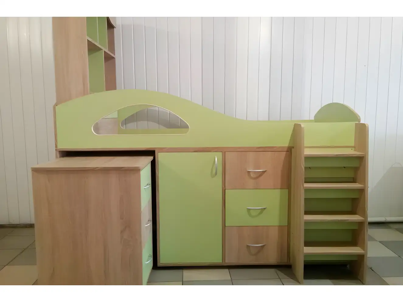 Кровать Чердак Бамбини низкая с мобильным столом