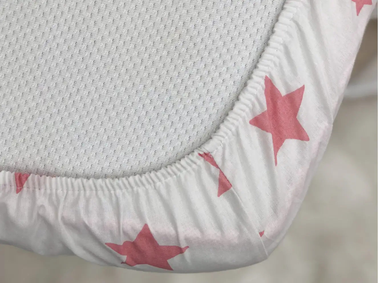 Простирадло дитяче Зірка велика пудра на білому Простирадло дитяче Зірка велика пудра на білому