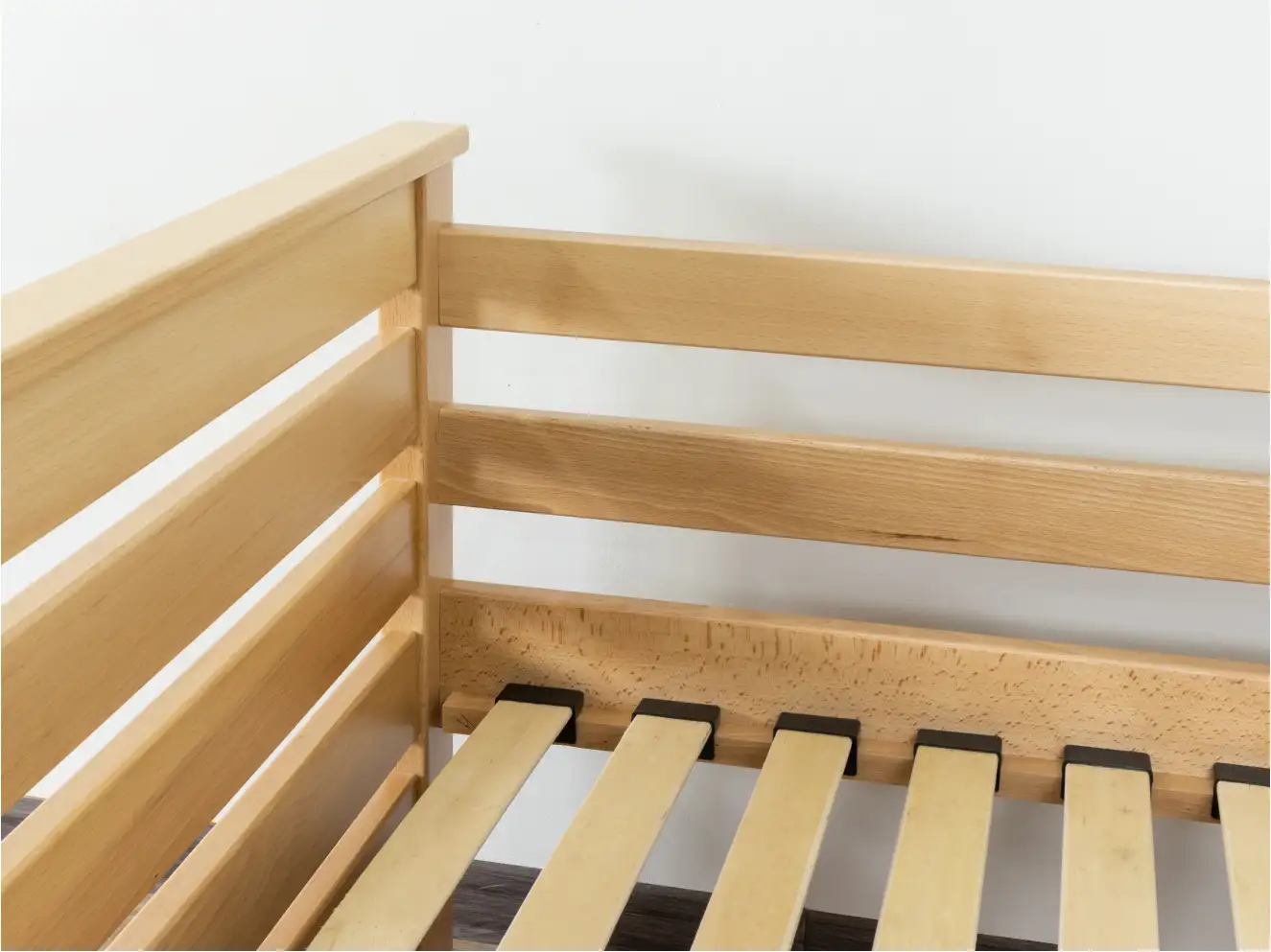 Детская кровать с дерева Телесик (бук) 