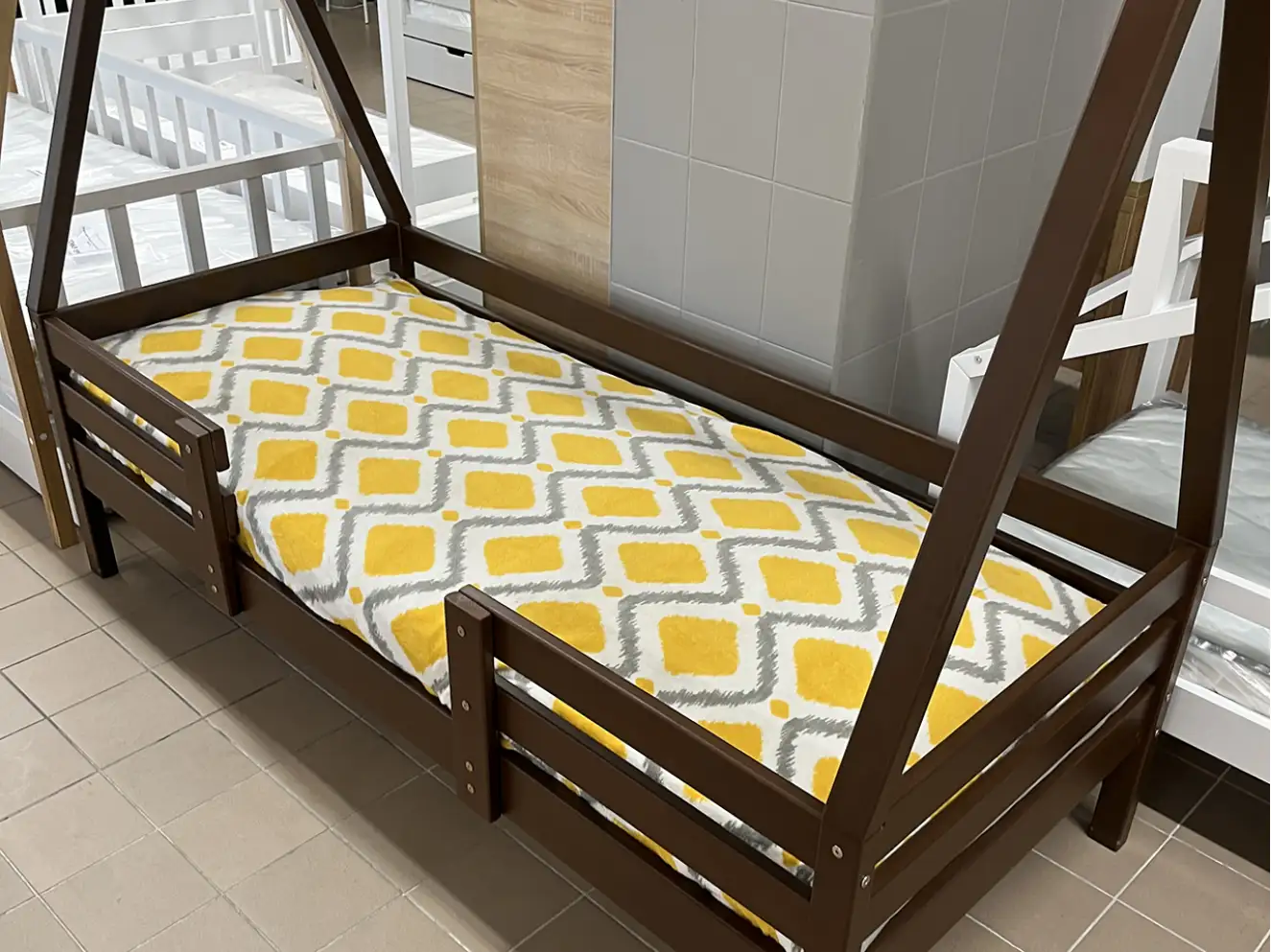 Детская кровать домик с дерева Гаппи (тонированный)