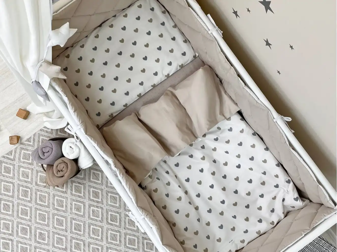 Комплект постельного белья Baby Mix Серо-бежевые сердечки Комплект постельного белья Baby Mix Серо-бежевые сердечки