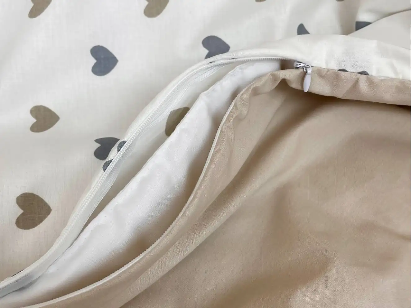 Комплект постельного белья Baby Mix Серо-бежевые сердечки Комплект постельного белья Baby Mix Серо-бежевые сердечки